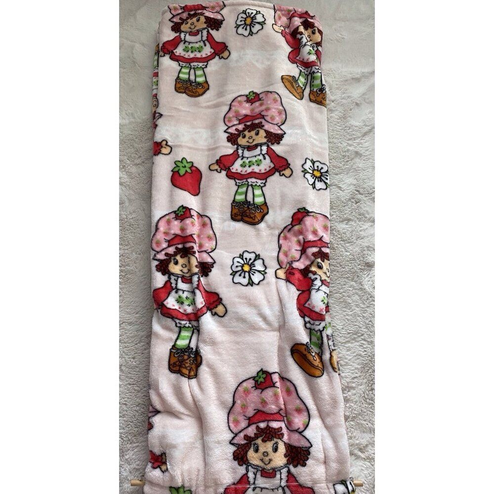 Strawberry Shortcake Classic 60 X 90” Soft Plush Blanket TWIN Size Poses Flowers - Picture 14 of 16